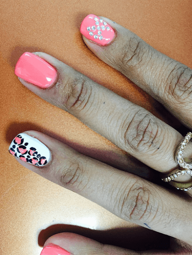 Ari Nails interior view