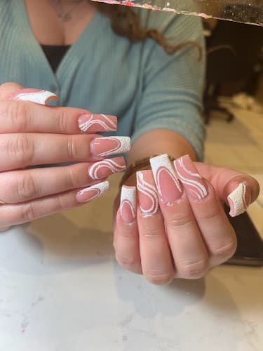 Daisy Nails West St Paul interior view