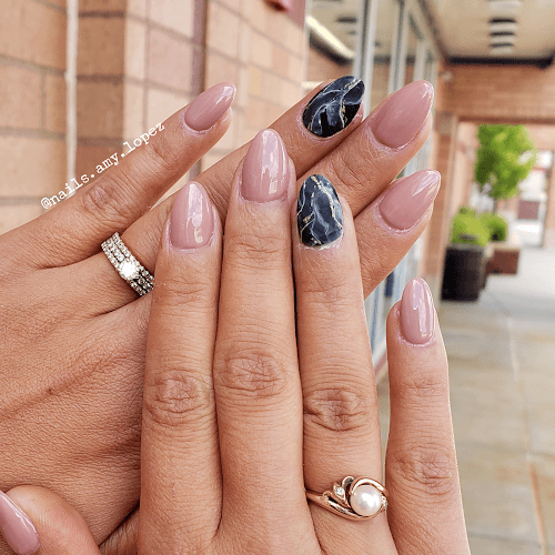Nails On 42 interior view