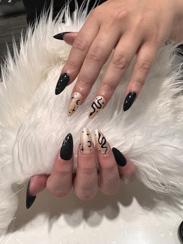 Shiny Nails interior view