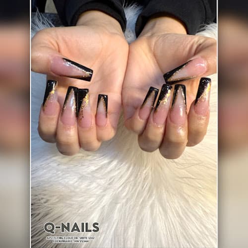 Q Nails interior view