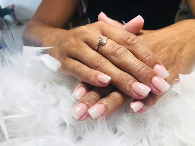 Turbo Nails Oak Park Heights interior view